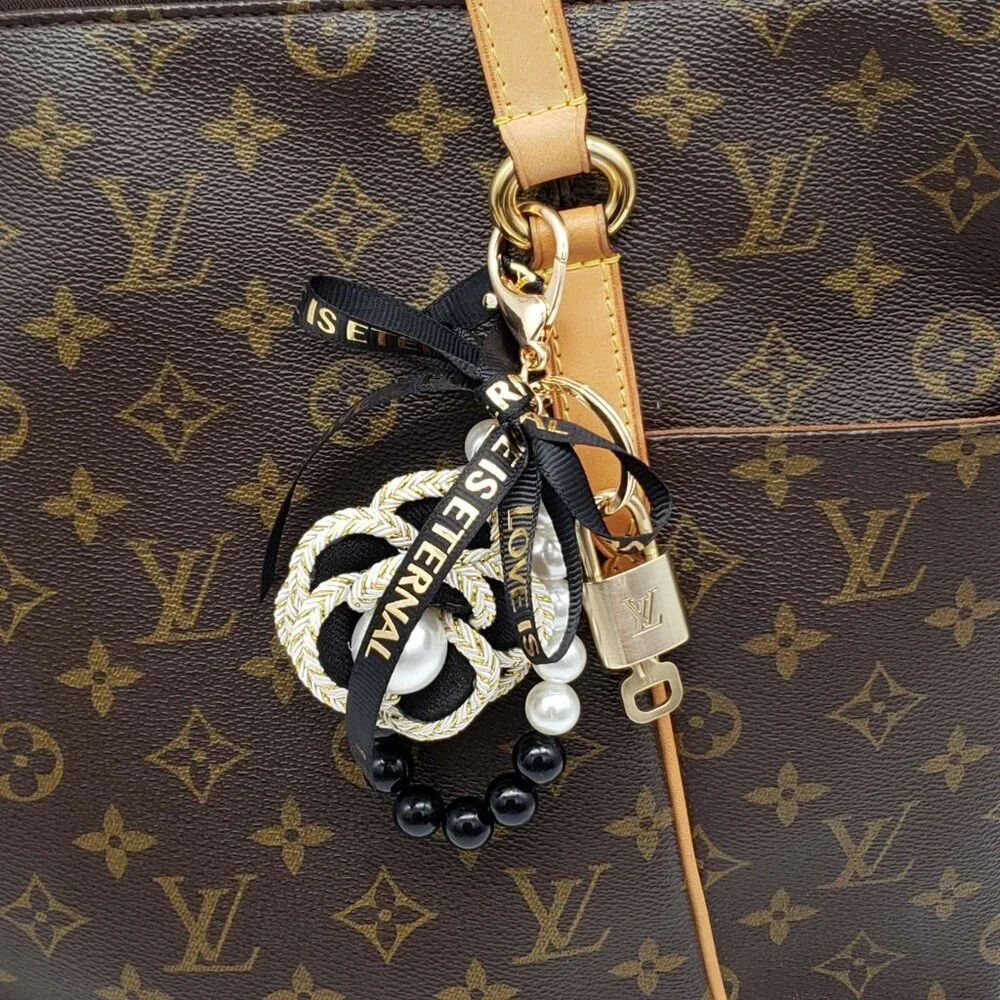 LV Gold Padlock Authentic 🔑 Luxury Bag Charm w/ Unbranded Flower Keychain - Picture 10 of 10